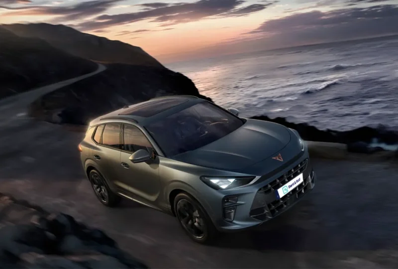 CUPRA Terramar 1.5 TSI mHEV DSG – a jövő SUV-ja, CUPRA stílusban A CUPRA Terramar 1.5 TSI mHEV DSG a sportosság, az innováció és a környezettudatosság tökéletes egyensúlyát kínálja. Ez a kompakt, mégis karakteres SUV nemcsak a CUPRA érzelmekkel teli formanyelvét hordozza, hanem a mild hybrid technológiának (mHEV) köszönhetően gazdaságosabb és dinamikusabb vezetési élményt is nyújt. Erő és hatékonyság – új szintre emelve A 1.5 TSI mHEV motor intelligensen ötvözi a turbós benzines erőt a mild hybrid rendszerrel, amely extra hatékonyságot és simább működést biztosít. A DSG automata váltó pedig gyors és finom váltásokkal teszi még élvezetesebbé a vezetést. Merész CUPRA design Azonnal felismerhető CUPRA vonalak, atletikus kiállás és jellegzetes réz részletek teszik a Terramart egyedivé. Ez az SUV egyszerre sugároz erőt és eleganciát – mindenhol magára vonzza a tekinteteket. SUV kényelem, CUPRA élmény A magas üléspozíció, a tágas beltér és a modern digitális megoldások a mindennapokat kényelmesebbé teszik. A legújabb biztonsági és vezetéstámogató rendszerek pedig gondoskodnak arról, hogy minden utazás nyugodt és élvezetes legyen. CUPRA Terramar 1.5 TSI mHEV DSG – SUV, amelyben a szenvedély és az innováció találkozik.