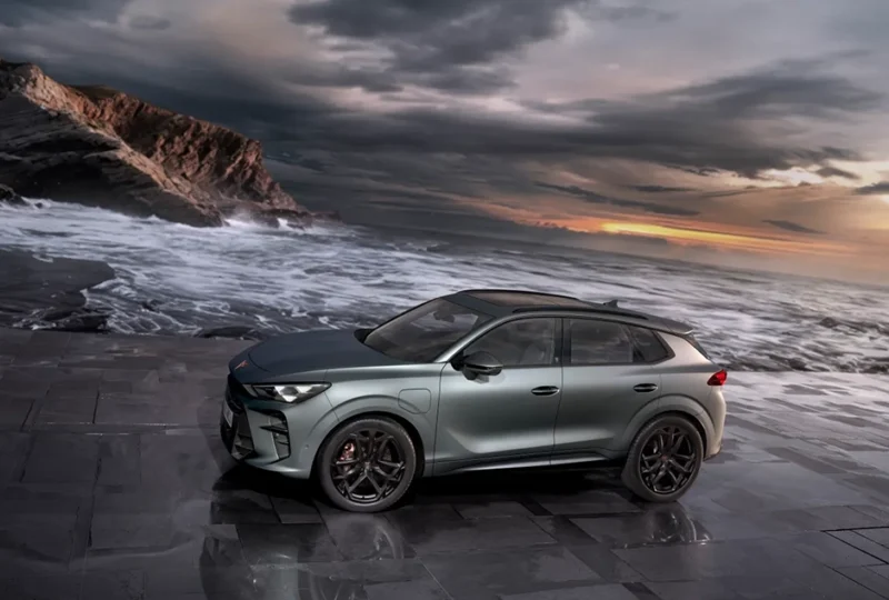 CUPRA Terramar 1.5 TSI mHEV DSG – a jövő SUV-ja, CUPRA stílusban A CUPRA Terramar 1.5 TSI mHEV DSG a sportosság, az innováció és a környezettudatosság tökéletes egyensúlyát kínálja. Ez a kompakt, mégis karakteres SUV nemcsak a CUPRA érzelmekkel teli formanyelvét hordozza, hanem a mild hybrid technológiának (mHEV) köszönhetően gazdaságosabb és dinamikusabb vezetési élményt is nyújt. Erő és hatékonyság – új szintre emelve A 1.5 TSI mHEV motor intelligensen ötvözi a turbós benzines erőt a mild hybrid rendszerrel, amely extra hatékonyságot és simább működést biztosít. A DSG automata váltó pedig gyors és finom váltásokkal teszi még élvezetesebbé a vezetést. Merész CUPRA design Azonnal felismerhető CUPRA vonalak, atletikus kiállás és jellegzetes réz részletek teszik a Terramart egyedivé. Ez az SUV egyszerre sugároz erőt és eleganciát – mindenhol magára vonzza a tekinteteket. SUV kényelem, CUPRA élmény A magas üléspozíció, a tágas beltér és a modern digitális megoldások a mindennapokat kényelmesebbé teszik. A legújabb biztonsági és vezetéstámogató rendszerek pedig gondoskodnak arról, hogy minden utazás nyugodt és élvezetes legyen. CUPRA Terramar 1.5 TSI mHEV DSG – SUV, amelyben a szenvedély és az innováció találkozik.