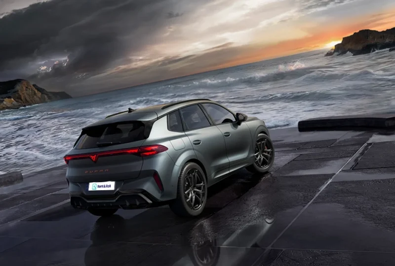 CUPRA Terramar 1.5 TSI mHEV DSG – a jövő SUV-ja, CUPRA stílusban A CUPRA Terramar 1.5 TSI mHEV DSG a sportosság, az innováció és a környezettudatosság tökéletes egyensúlyát kínálja. Ez a kompakt, mégis karakteres SUV nemcsak a CUPRA érzelmekkel teli formanyelvét hordozza, hanem a mild hybrid technológiának (mHEV) köszönhetően gazdaságosabb és dinamikusabb vezetési élményt is nyújt. Erő és hatékonyság – új szintre emelve A 1.5 TSI mHEV motor intelligensen ötvözi a turbós benzines erőt a mild hybrid rendszerrel, amely extra hatékonyságot és simább működést biztosít. A DSG automata váltó pedig gyors és finom váltásokkal teszi még élvezetesebbé a vezetést. Merész CUPRA design Azonnal felismerhető CUPRA vonalak, atletikus kiállás és jellegzetes réz részletek teszik a Terramart egyedivé. Ez az SUV egyszerre sugároz erőt és eleganciát – mindenhol magára vonzza a tekinteteket. SUV kényelem, CUPRA élmény A magas üléspozíció, a tágas beltér és a modern digitális megoldások a mindennapokat kényelmesebbé teszik. A legújabb biztonsági és vezetéstámogató rendszerek pedig gondoskodnak arról, hogy minden utazás nyugodt és élvezetes legyen. CUPRA Terramar 1.5 TSI mHEV DSG – SUV, amelyben a szenvedély és az innováció találkozik.