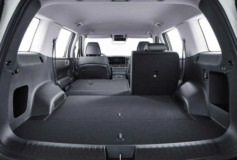 Hyundai Santa Fe 7 személyes SUV céges tartós bérlet egyedi konfigurációval