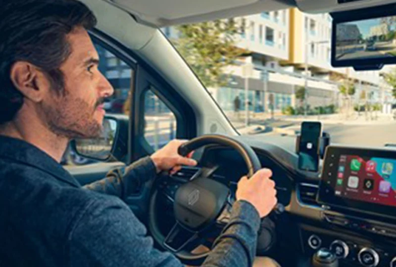 Renault Kangoo céges kishaszongépjármű hosszútávú bérlésre