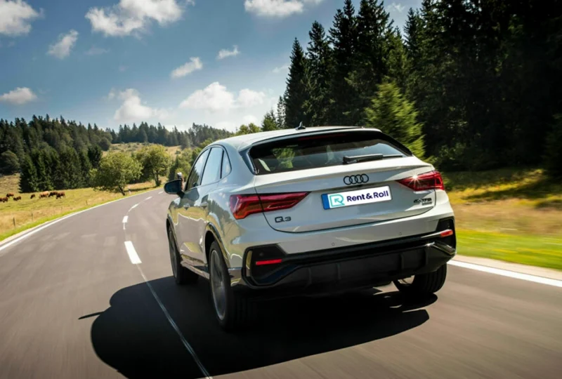 Audi Q3 Sportback – stílus és takarékosság egyben Életstílusra hangolt Egy autó, ami nem csak közlekedési eszköz, hanem része a mindennapjaidnak. Az Audi Q3 35 TDI Sportback S-tronic stílust, takarékosságot és szabadságot ad – bármerre is vezessen az utad. Utazás és szabadság Hosszú utak, városi kalandok, hétvégi kiruccanások – az Audi Q3 Sportback dízel erejével és alacsony fogyasztásával mindig készen áll arra, hogy messzebbre vigyen, miközben a prémium kényelem végig elkísér. Modern, technológiai fókusz Az Audi Q3 35 TDI Sportback S-tronic több, mint egy autó: digitális társad, amely biztonságot, hatékonyságot és élményt nyújt. Innováció, ami minden utat élvezetessé tesz.