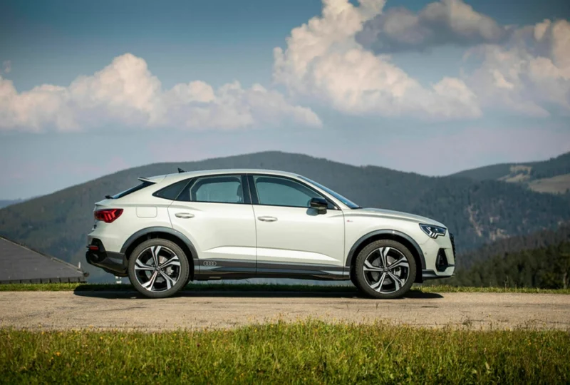 Audi Q3 Sportback – stílus és takarékosság egyben Életstílusra hangolt Egy autó, ami nem csak közlekedési eszköz, hanem része a mindennapjaidnak. Az Audi Q3 35 TDI Sportback S-tronic stílust, takarékosságot és szabadságot ad – bármerre is vezessen az utad. Utazás és szabadság Hosszú utak, városi kalandok, hétvégi kiruccanások – az Audi Q3 Sportback dízel erejével és alacsony fogyasztásával mindig készen áll arra, hogy messzebbre vigyen, miközben a prémium kényelem végig elkísér. Modern, technológiai fókusz Az Audi Q3 35 TDI Sportback S-tronic több, mint egy autó: digitális társad, amely biztonságot, hatékonyságot és élményt nyújt. Innováció, ami minden utat élvezetessé tesz.